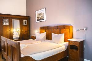 a bedroom with two beds and a mirror at Pension Peters – Das andere Hotel in Berlin