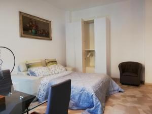 ミラノにあるNibreのベッドルーム1室(ベッド1台、デスク、椅子付)