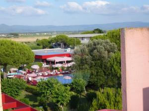 an aerial view of a resort with a swimming pool at Appartamenti Marina del Forte in Marina di Bibbona