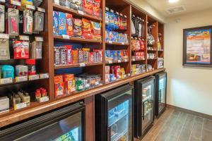 un couloir de stockage avec un réfrigérateur et des étagères de nourriture dans l'établissement My Place Hotel-Grand Forks, ND, à Grand Forks