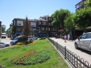 una calle con coches estacionados al lado de un parque con flores en Sultan Apartments, en Estambul