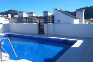 uma piscina no telhado de um edifício em Lovely Studio in the Heart of Malaga FREE SWIMMING POOL em Málaga