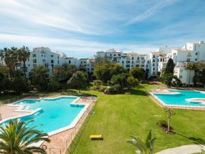 Bazén v ubytování VACATION MARBELLA I Contemporary Central Apartment, Swimming-pool, 24-7 Security, a minute from the Marina, The Sea and Luxury Shopping nebo v jeho okolí + 24 fotografií
