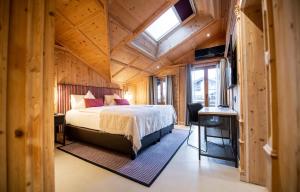 Postel nebo postele na pokoji v ubytování Tradition Julen Hotel