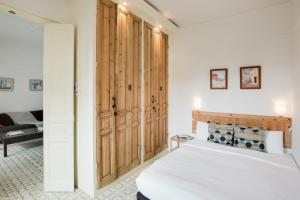 Lovely and modern 3-Bed apartment in Sant Andreuにあるベッド