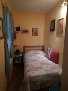 1 dormitorio con 1 cama con edredón en Single rooms in the heart of Split, en Split