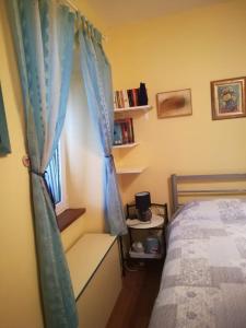 1 dormitorio con cama y cortina azul en Single rooms in the heart of Split, en Split 16 fotos más