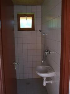 A bathroom at Fazekas Vendégház és Kemping