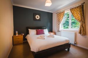 Un pat sau paturi într-o cameră la Newby Bridge Country Caravan Park