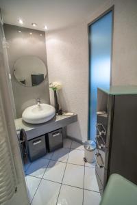 y baño con lavabo y espejo. en Luxury Vision Apartment, en Opole