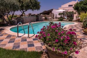The swimming pool at or close to Holiday villa Gelso - Ragusa
