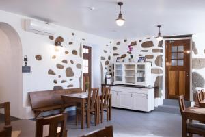 a kitchen and dining room with a table and chairs at CoutoRural in Vila Nova de Gaia