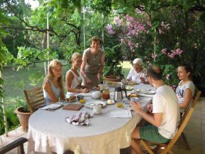 een groep mensen die rond een tafel zitten bij Clos Sainte-Garde in Saint-Didier