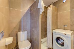 Ένα μπάνιο στο Cala Clara Beach Apartment by Sealand Villas +15 φωτογραφίες