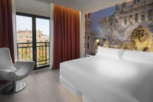 Кровать или кровати в номере Elba Madrid Alcalá