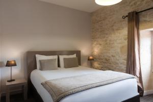 Voodi või voodid majutusasutuse The Originals Boutique, Hôtel La Grange, Niort toas