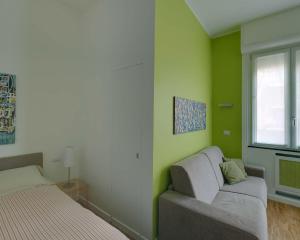 ミラノにあるミラン アパートメント レンタルのリビングルーム(ソファ、ベッド付)