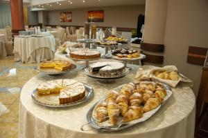 una tavola piena di diversi tipi di prodotti da forno e torte di La Vigna Hotel a Bonea