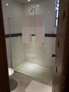 uma casa de banho com um chuveiro e um WC. em Motel Sky (Adults Only) em Salvador