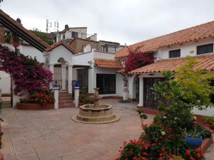 um pátio de uma casa com uma fonte em El Jardin De Su Merced B&B em Sucre