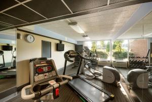 Zimmer mit Fitnessraum und Laufband in der Unterkunft Chester Hotel and Conference Center in Exton