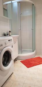 lavatrice in bagno con doccia di TallinnHousing Old Town Homes - 1 BDR Apartment in Vene a Tallinn