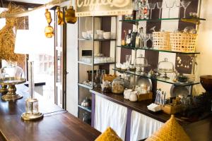 a room with a counter with a shelf with dishes at El Cocheron 1919 in Aranjuez