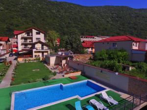 einen Luftblick auf ein Resort mit einem Pool in der Unterkunft Pension Noblesse in Băile Herculane