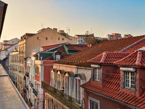 une vue sur les toits des bâtiments d'une ville dans l'établissement Canaan Lifestyle Apartments Lisbon Combro 77 by Get Your Stay, à Lisbonne