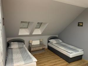 En eller flere senge i et værelse på Zajazd Zachęta