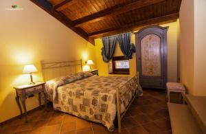 1 dormitorio con cama y techo de madera en B&B Il Casone di Drusa, en San Marco dei Cavoti