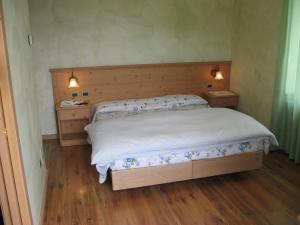 Tempat tidur dalam kamar di Hotel Romanda