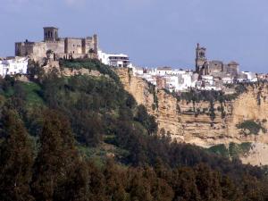 un castello arroccato sulla cima di una montagna di Apartamento centro histórico Arcos ad Arcos de la Frontera