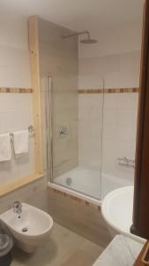 Koupelna v ubytování Hotel Castor + 37 fotografií