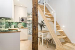 une cuisine avec un escalier et une salle à manger avec une table dans l'établissement Waou Sol III - Alquiler de Corta Duración, à Madrid 60 autres photos