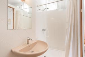 Bilik mandi di Habitación doble en villa +11 gambar