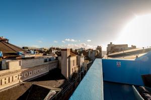 Blick auf eine Stadt vom Dach eines Gebäudes in der Unterkunft Number Twenty Four Townhouse - Sleeps 22 in Brighton & Hove