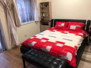 クルジュ・ナポカにあるHaffner Studioのベッドルーム1室(赤と白のキルトのベッド1台付)