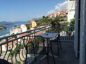 a balcony with a table and a view of the water at Rooms Tomaš in Dubrovnik