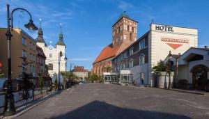 an empty street in a town with a hotel at Hotel Ratuszowy in Chojnice