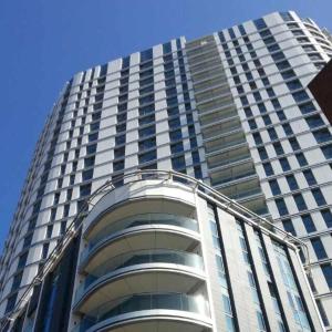 un edificio alto con muchas ventanas en City Living Apartments, en Londres