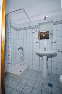 een badkamer met een wastafel en een douche bij Athanasia Studios in Patitiri