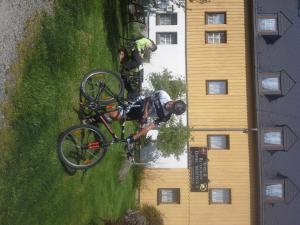 Un homme faisant un tour sur un vélo dans l'herbe dans l'établissement Hotel & Restaurant Danelchristelgut, à Lauter