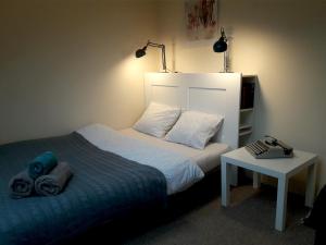 - une petite chambre avec un lit et une table dans l'établissement KrakowHouse, à Libertów