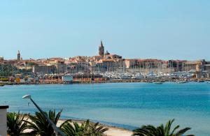 een uitzicht op een haven met boten in het water bij Florida Casa Vacanze in Alghero