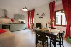 una cucina e un soggiorno con tavolo e sedie di La casetta dipinta 2.0 a Firenze