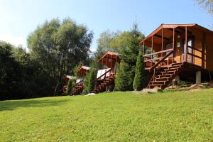 Um jardim no exterior de Domki Pod Wzgórzem