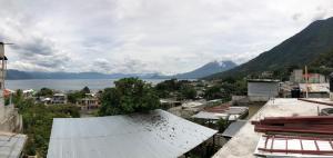 vistas a una ciudad con montañas y un cuerpo de agua en Casa Imelda, Atitlan en Sololá