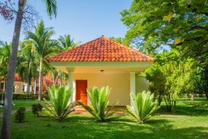 una pequeña casa con techo rojo en Pato Canales Hotel & Resort en San Luis