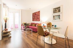A seating area at Urban Santa Ana Madrid Centro